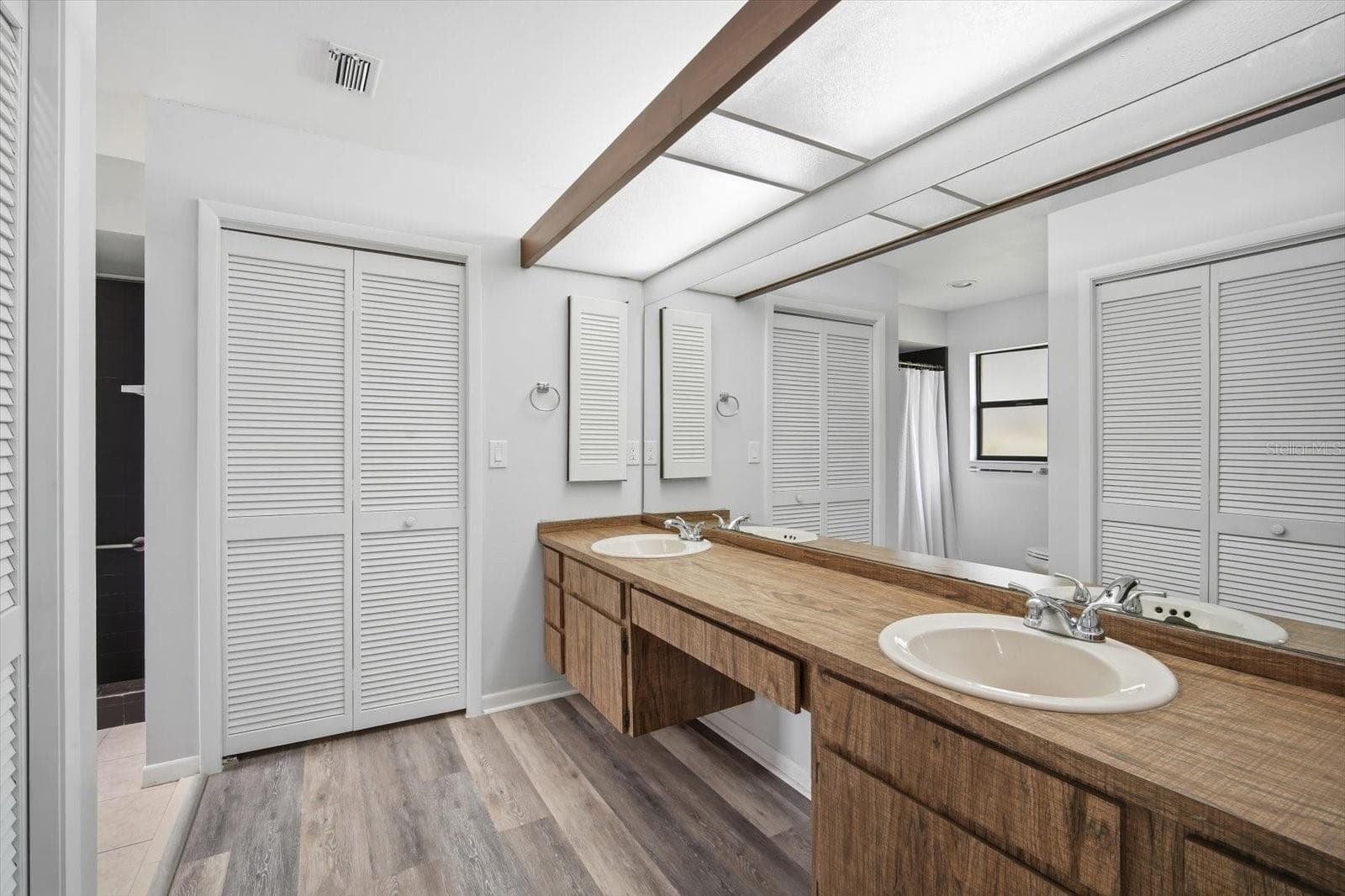 Double Vanity, Walk In Closet, Shower - 1405 LAUREL CT, PLANT CITY