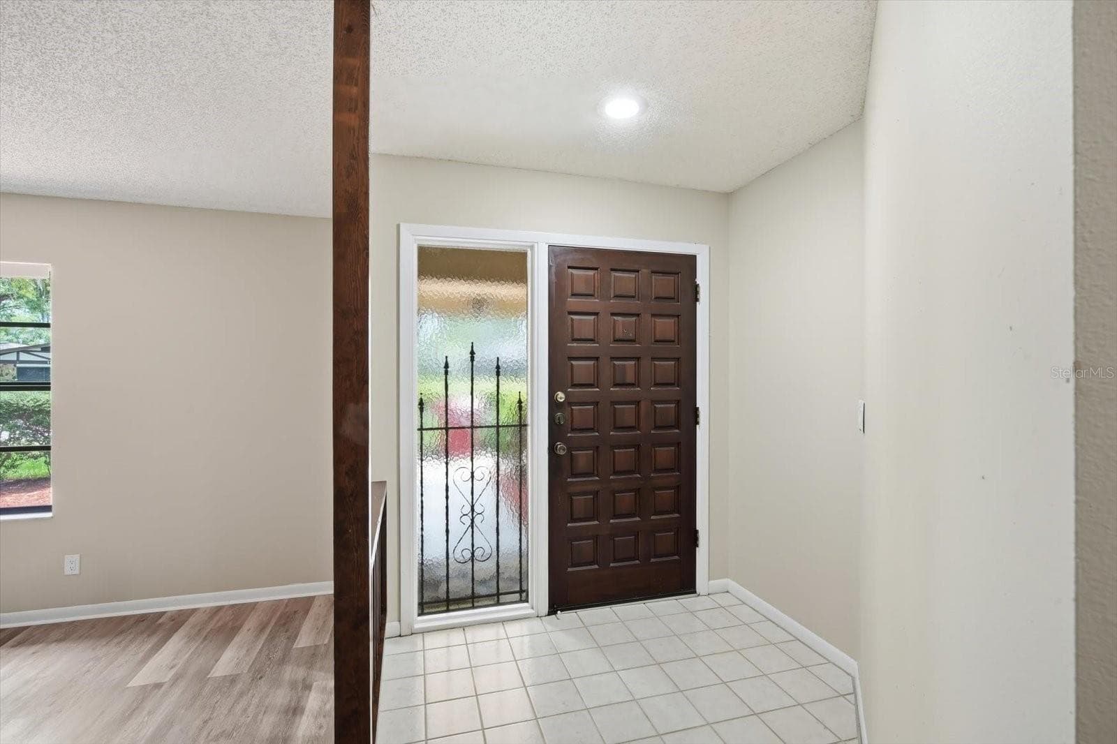 Front Entryway with Sidelight - 1405 LAUREL CT, PLANT CITY