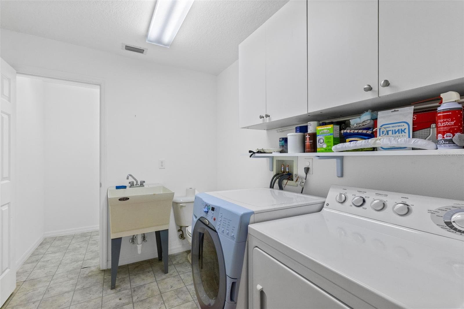 Single Family Residence at 4450 TREASURE CAY RD, TAVARES, photo 17 of 32