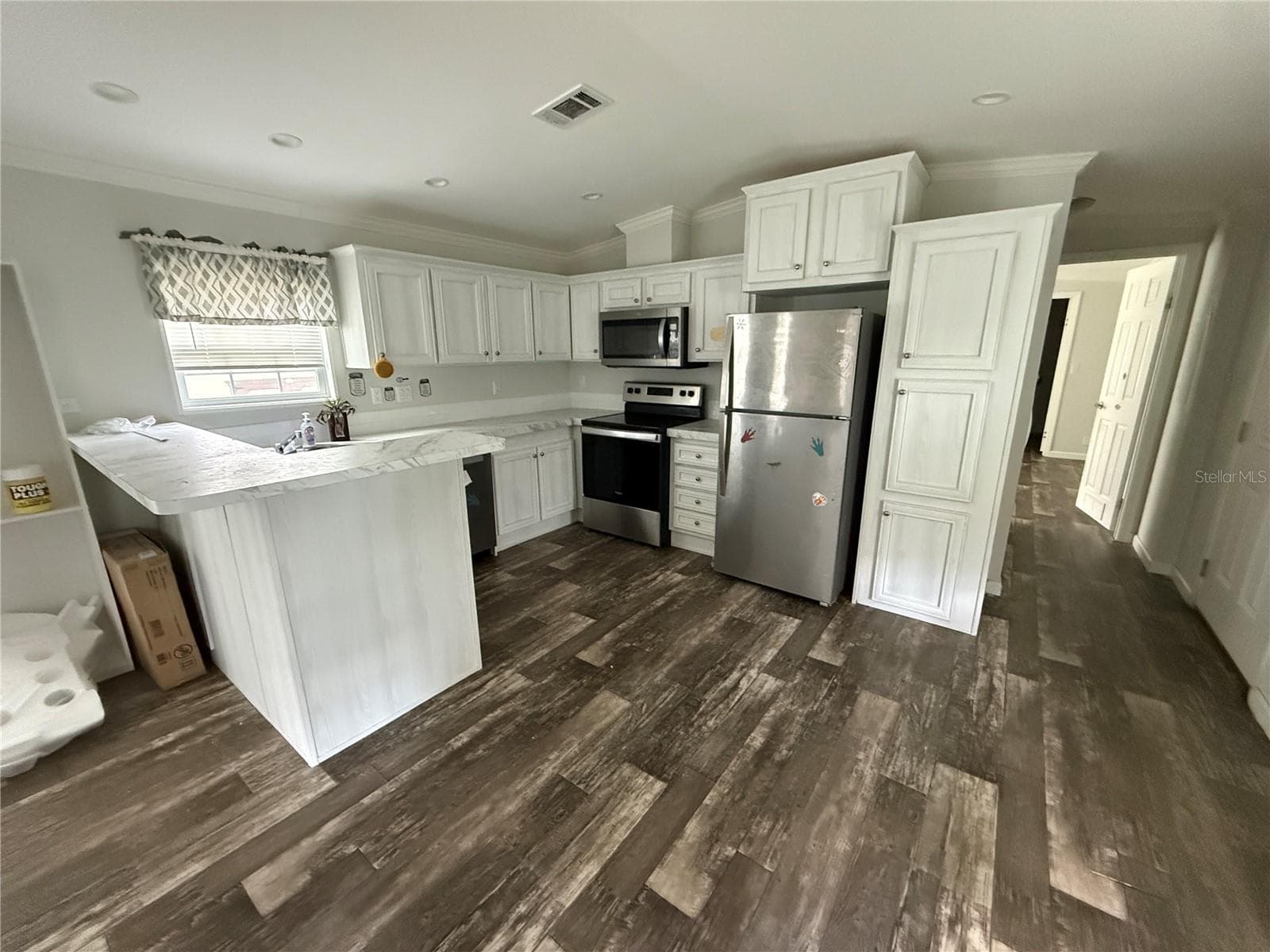 Manufactured Home at 3035 CRYSTAL HILLS DR, LAKELAND, photo 11 of 45