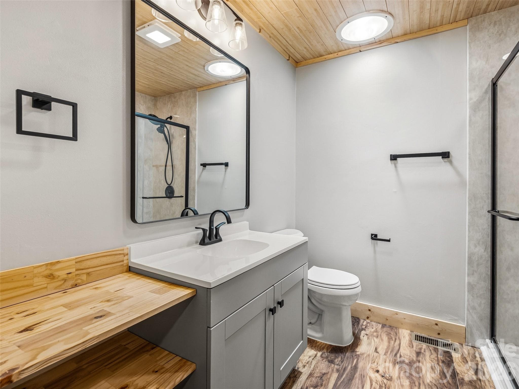 guest bath - Pisgah Forest