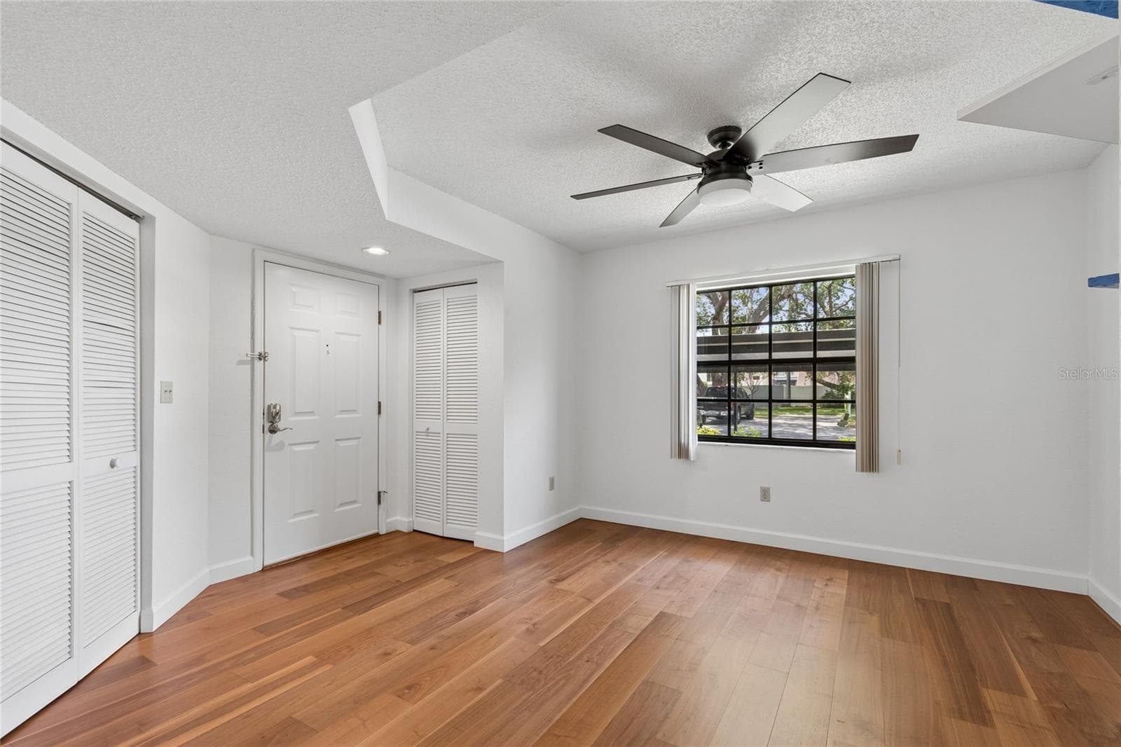 View inside and looking to entrance door and closet areas - 11800 PARK BLVD #401, SEMINOLE
