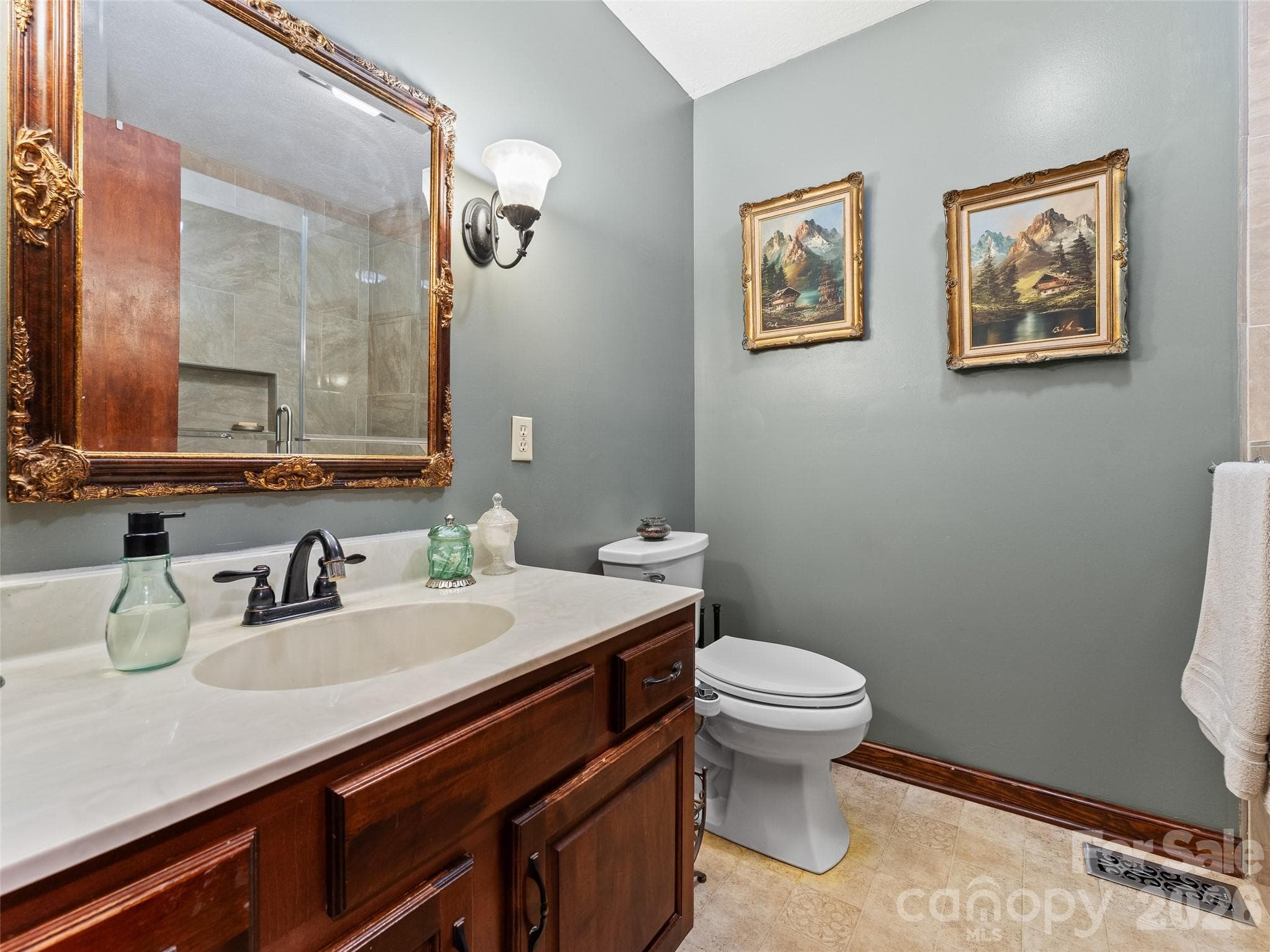 Bath 2 - 3 Westbridge Drive, Hendersonville