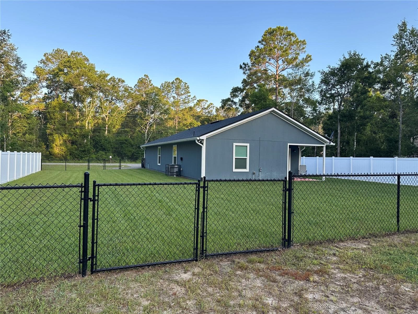 Fenced yard with new sod - 10010 MCMAHON AVE, HASTINGS