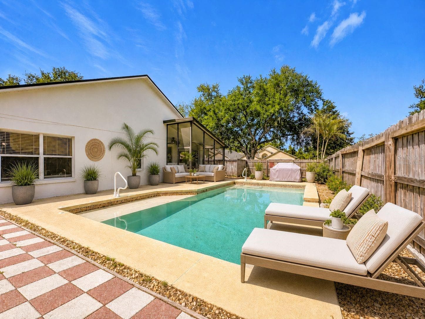 Sun-drenched family room with high ceilings, ideal for entertaining. (Virtually staged) - 7116 COLONY POINTE DR, RIVERVIEW