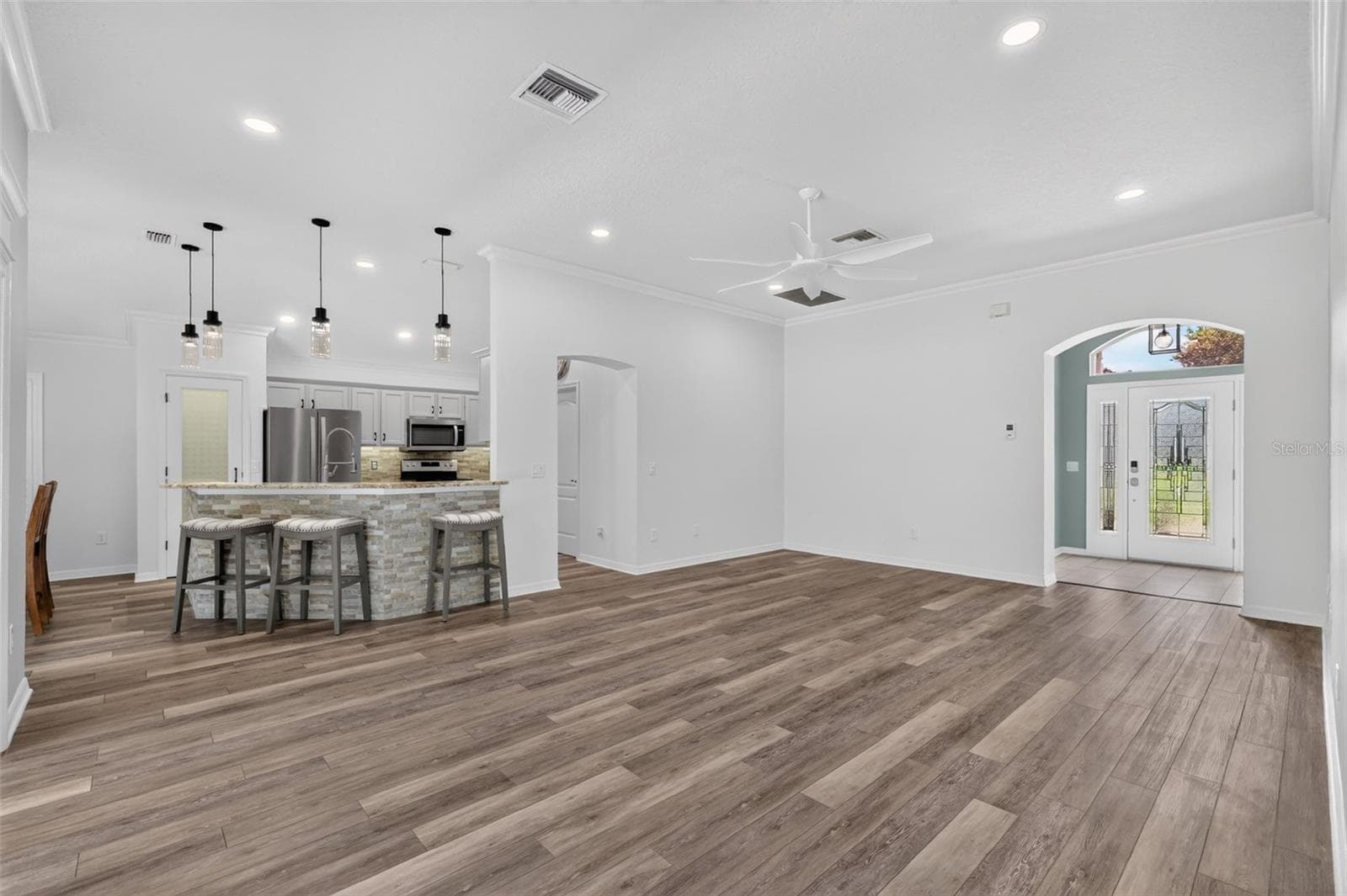 Kitchen and Living Room - 522 LOMA PASEO DR, THE VILLAGES