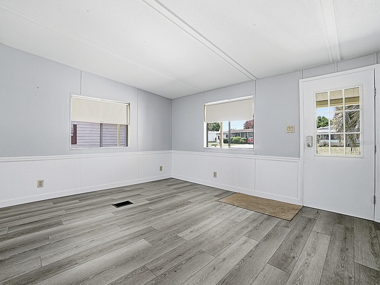 Manufactured Home at 721 SHARON DR, THE VILLAGES, photo 6 of 32