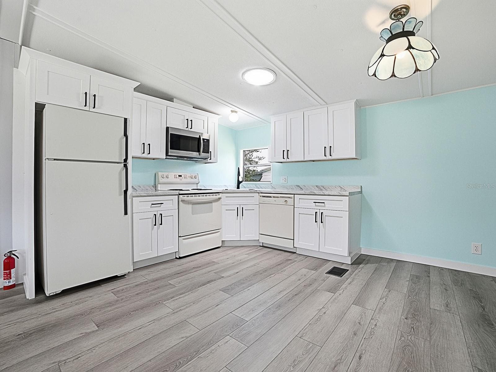 Manufactured Home at 721 SHARON DR, THE VILLAGES, photo 9 of 32