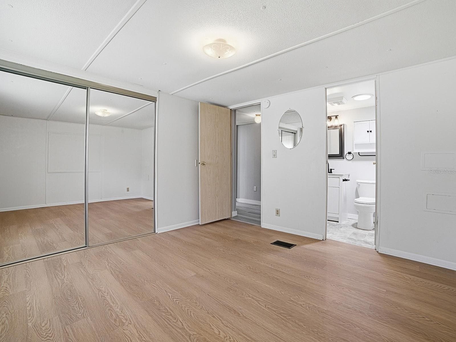 Manufactured Home at 721 SHARON DR, THE VILLAGES, photo 11 of 32