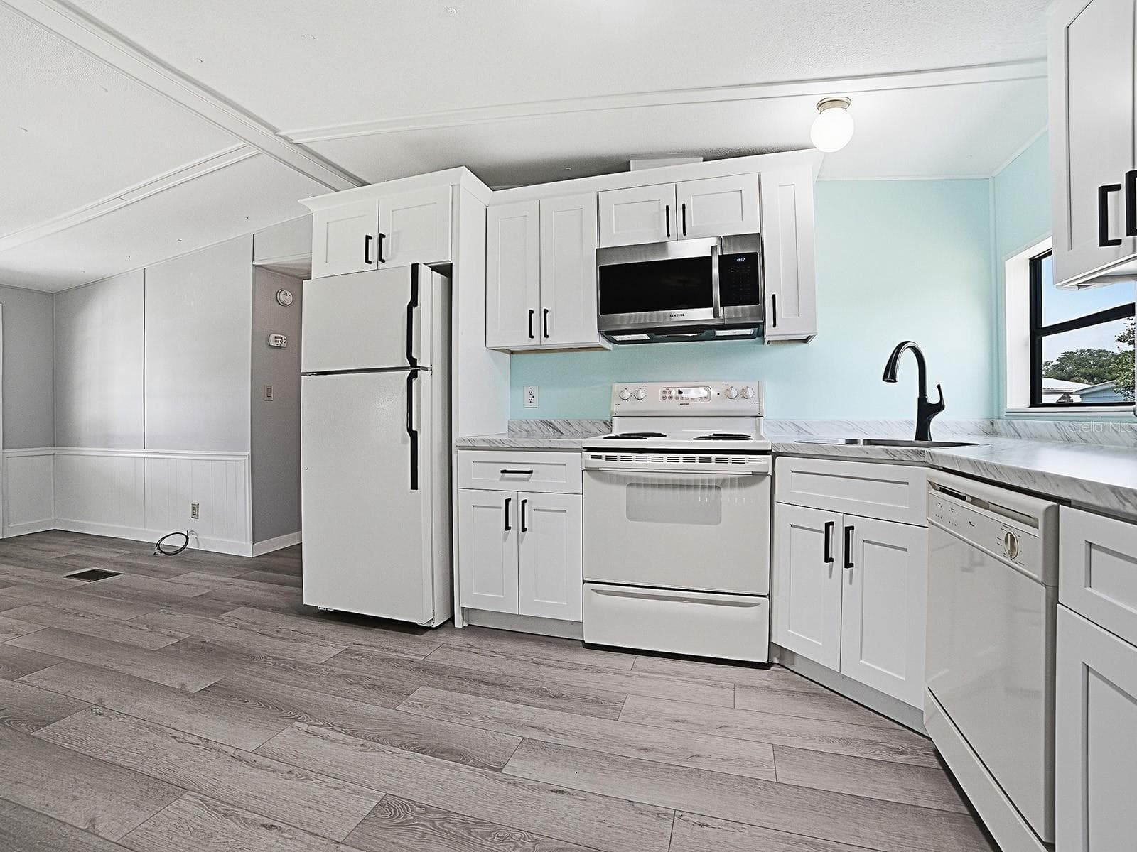 Manufactured Home at 721 SHARON DR, THE VILLAGES, photo 12 of 32