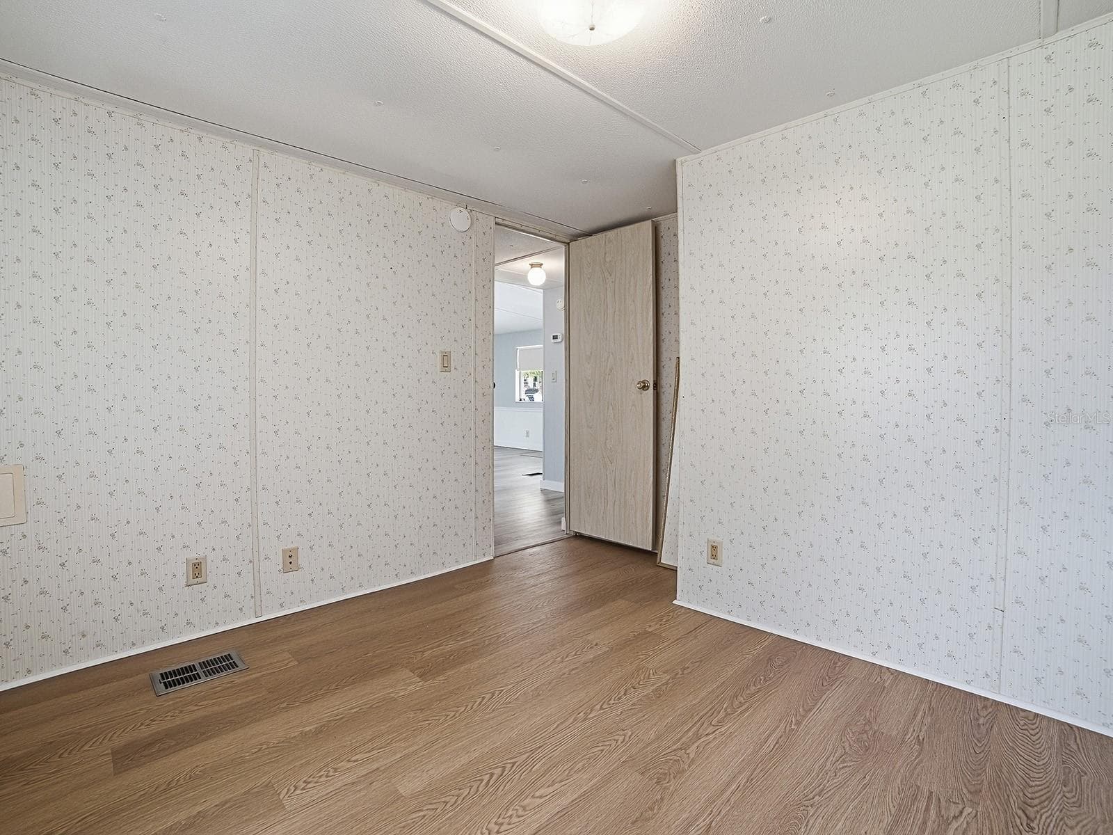 Manufactured Home at 721 SHARON DR, THE VILLAGES, photo 21 of 32