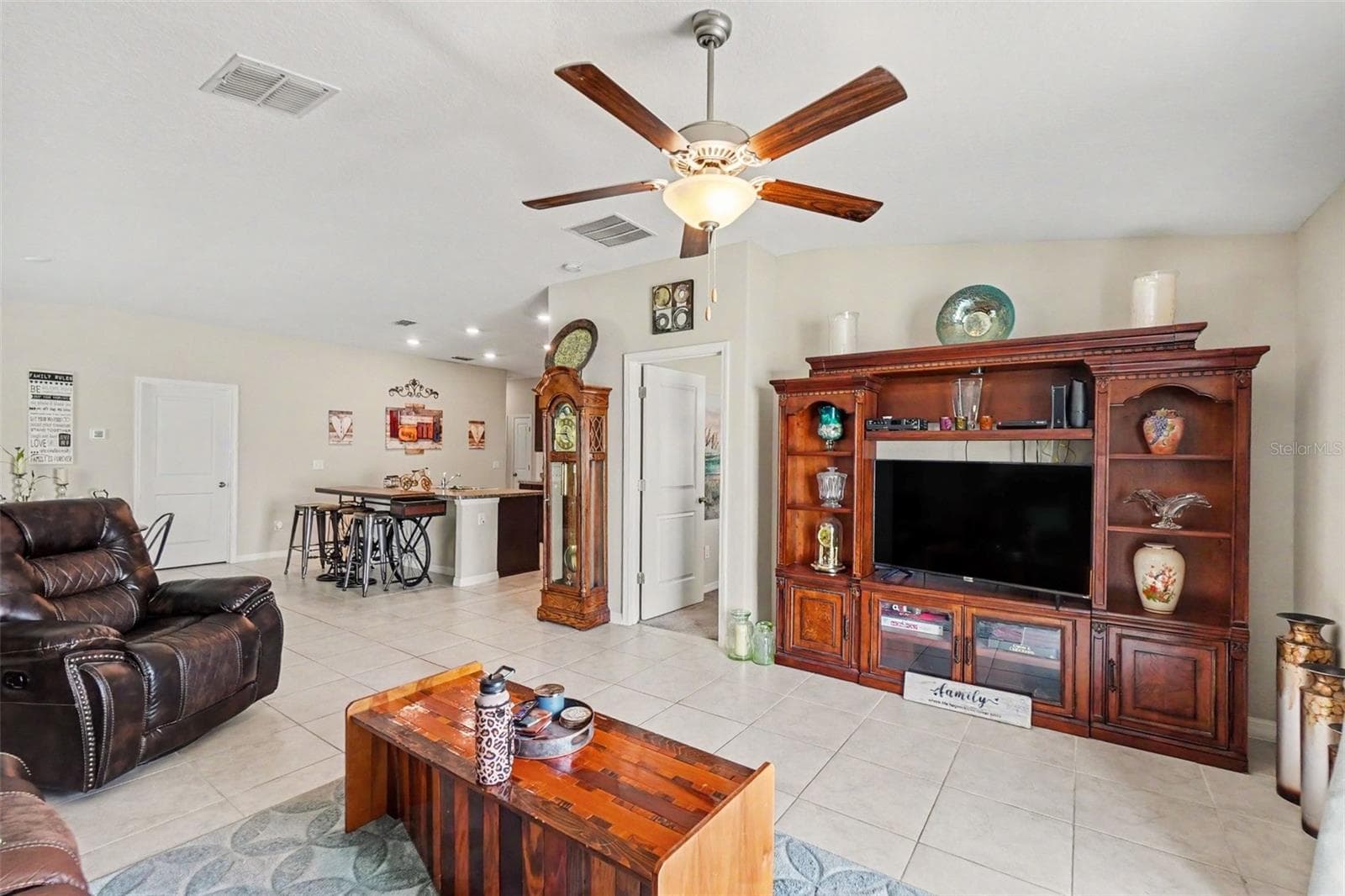Single Family Residence at 14907 IMPERIAL PURPLE LN, WIMAUMA, photo 4 of 20