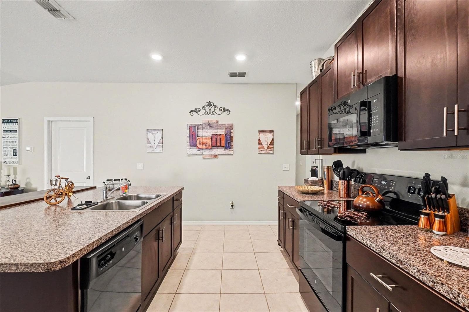 Single Family Residence at 14907 IMPERIAL PURPLE LN, WIMAUMA, photo 8 of 20