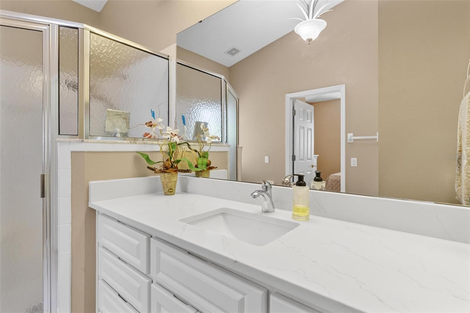 Guest bath - 3354 SAINT LUCIA CT, TAVARES
