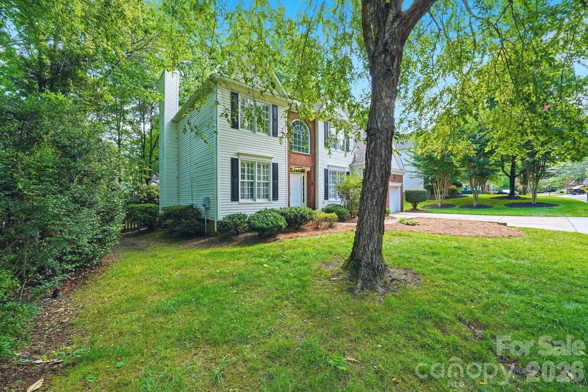 Wooded lot with fenced back yard and irrigation in front only. - Charlotte