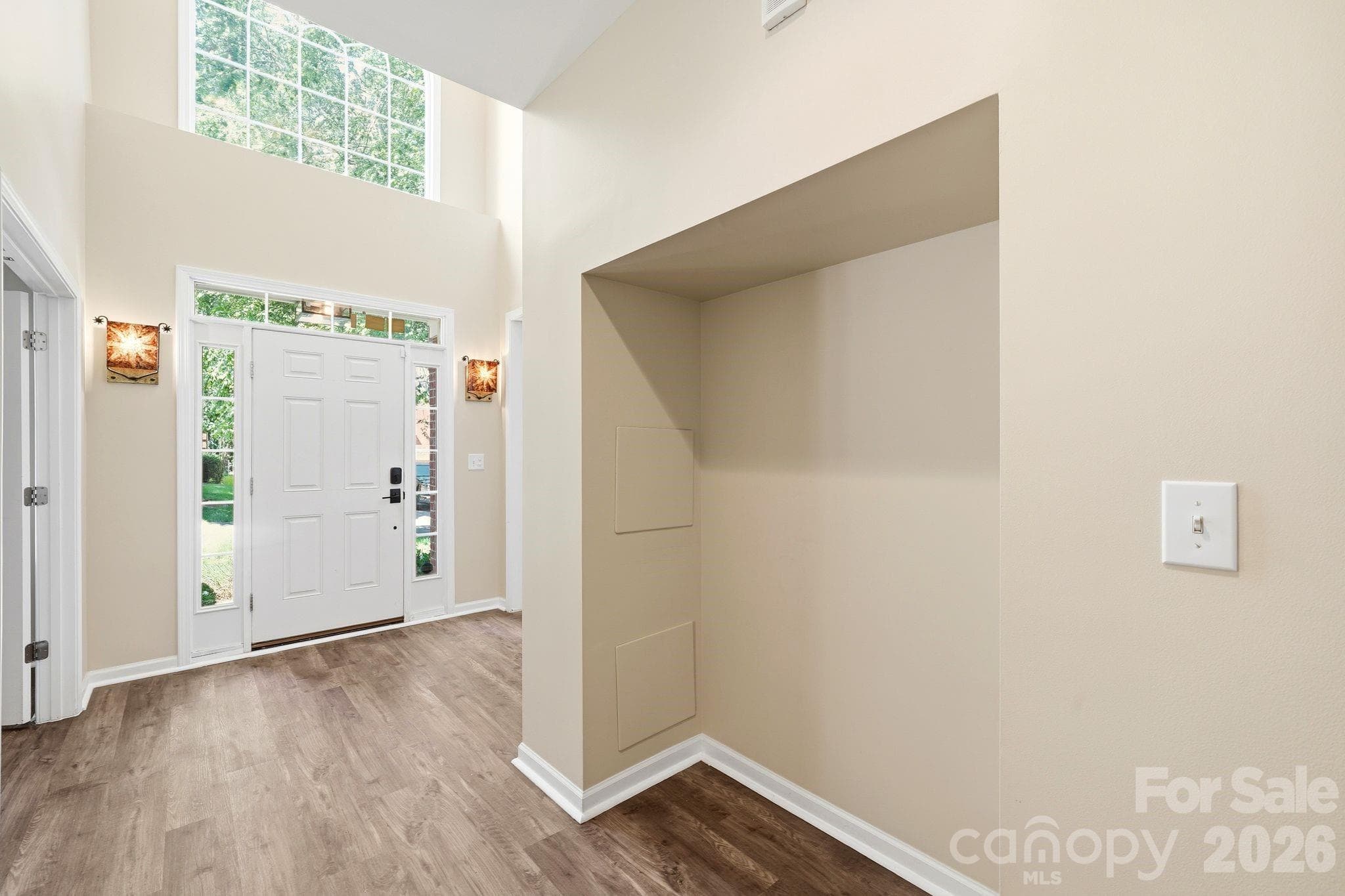 Bright and open 2-story foyer with furniture niche. - Charlotte