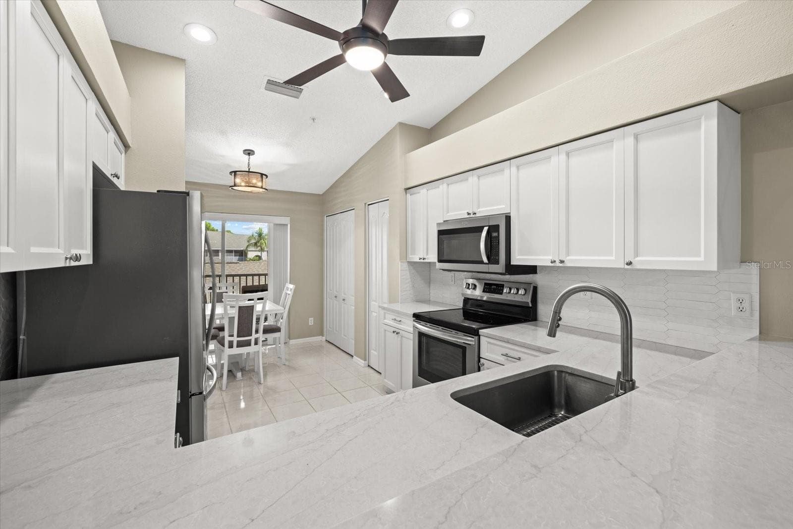 QUARTZ COUNTERS & PORCELAIN TILE BACKSPLASH - 9550 HIGH GATE DR #1525, SARASOTA