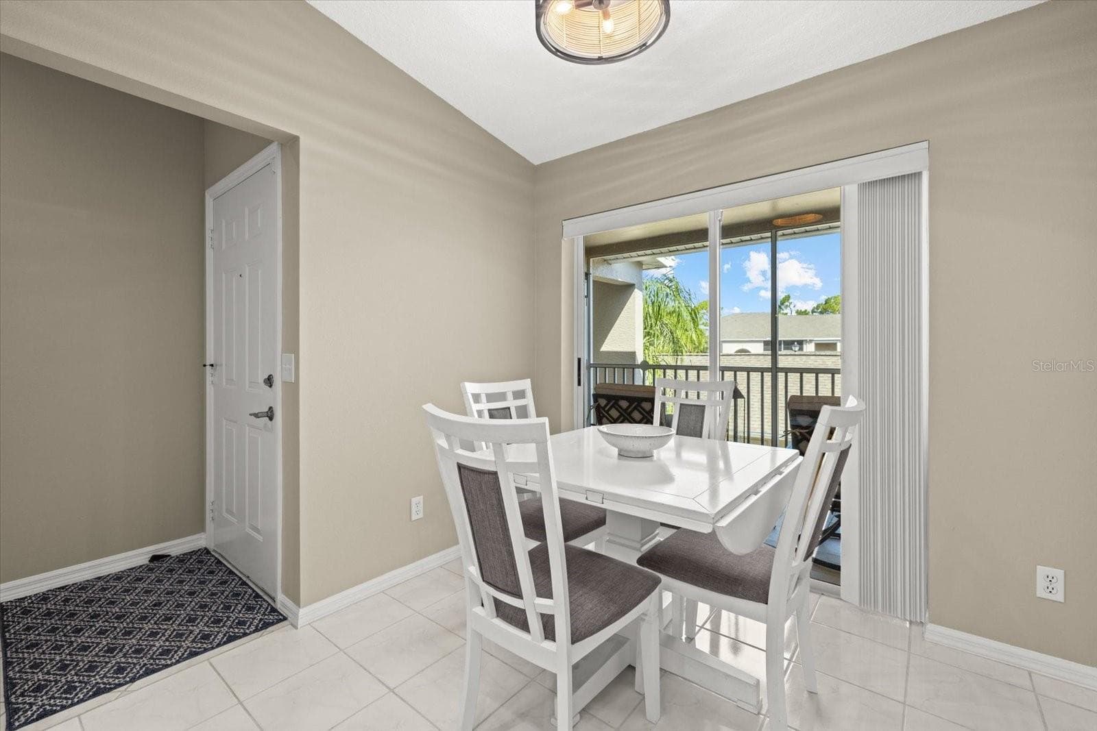 EAT-IN KITCHEN OVERLOOKING FRONT LANAI - 9550 HIGH GATE DR #1525, SARASOTA