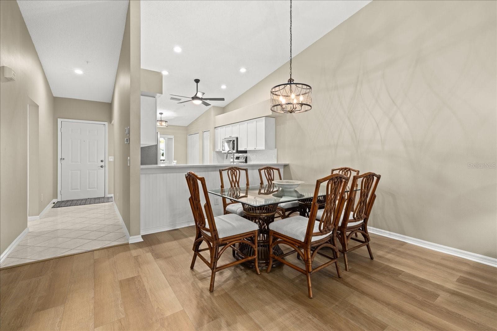 DINING ROOM WITH COUNTER BAR SEATING - 9550 HIGH GATE DR #1525, SARASOTA