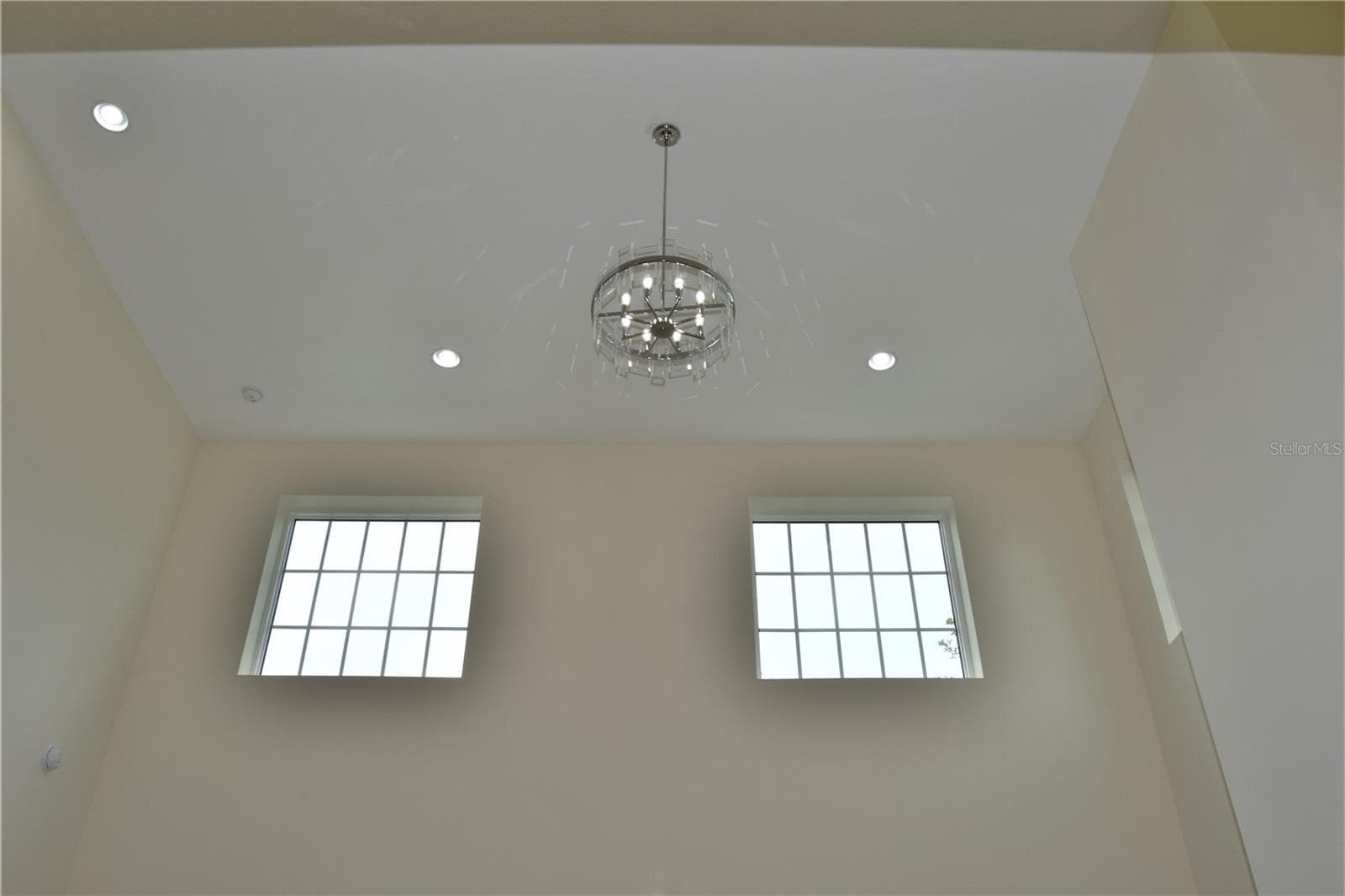 Soaring ceiling heights - 6706 BURLINGTON AVE, ST PETERSBURG