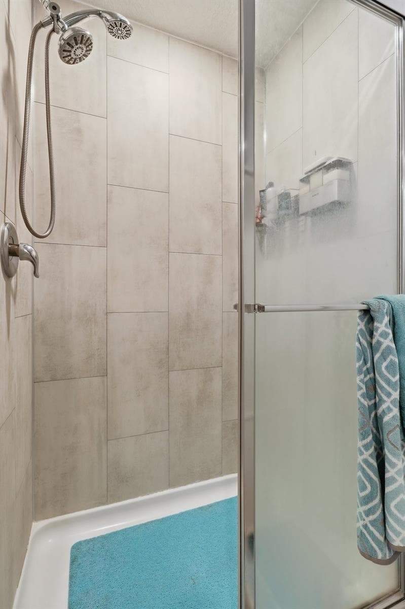 Master shower - 12200 PINE FINCH AVE, WEEKI WACHEE