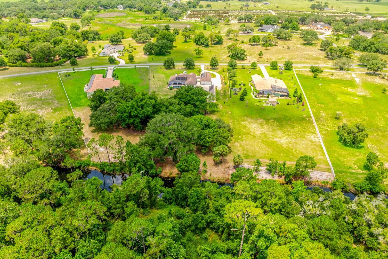 Perfectly situated within a gated, equestrian community. - 27324 GRAND OAK LN, TAVARES