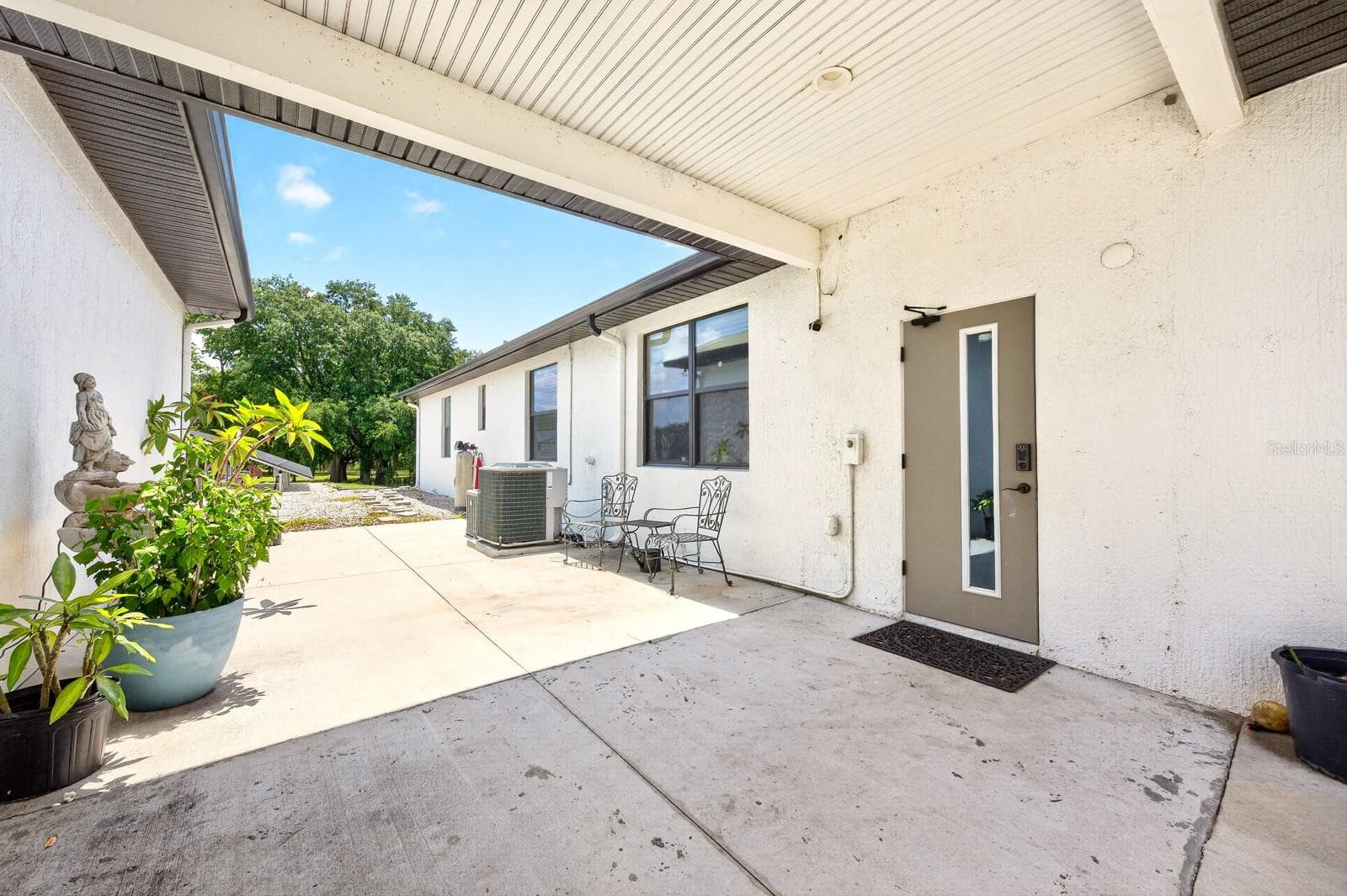 Covered walkway to the garage. - 27324 GRAND OAK LN, TAVARES