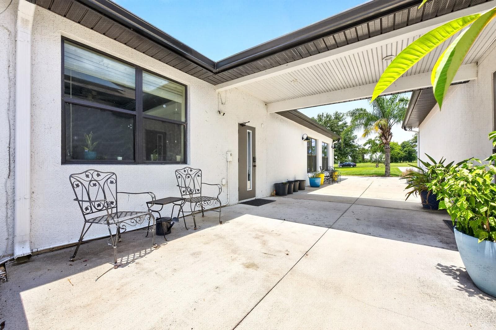 Covered walkway to the garage. - 27324 GRAND OAK LN, TAVARES