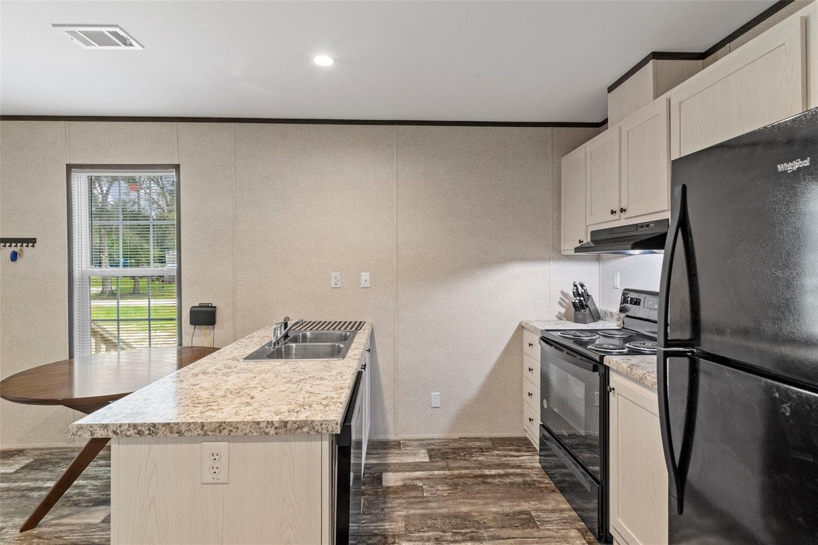 Manufactured Home at 4363 CR 690, WEBSTER, photo 12 of 37