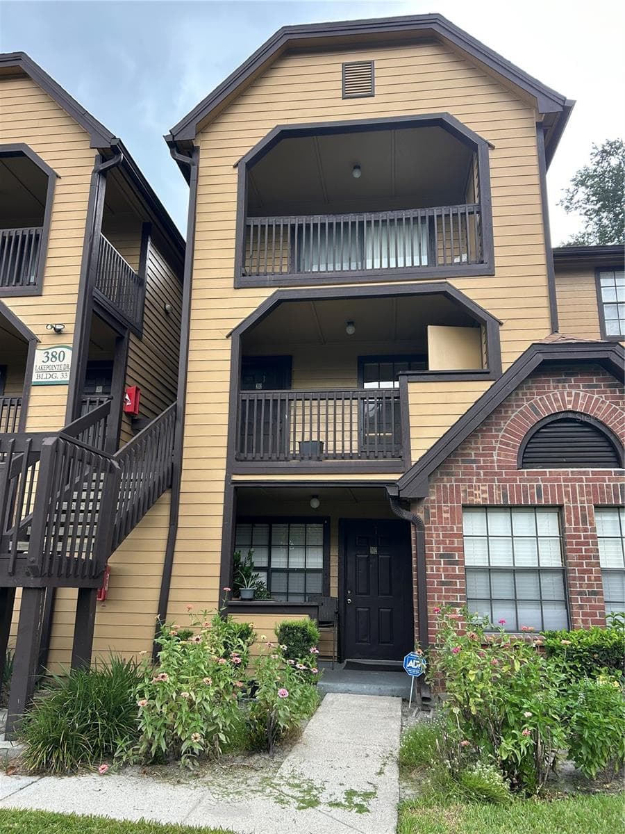 380 LAKEPOINTE DR #202
