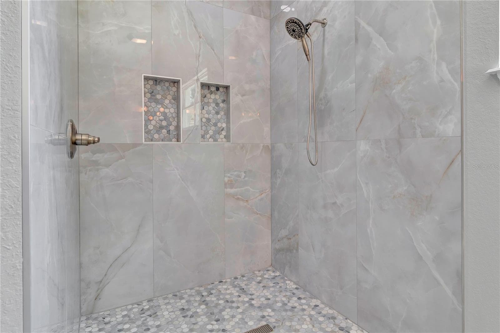 SHOWER - 319 WATER SHORE DR, LEESBURG