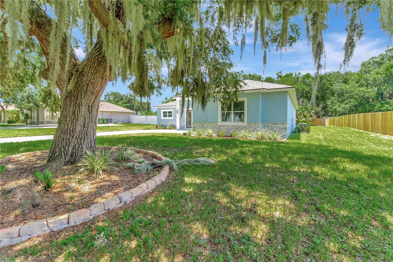 FRONTAGE - 319 WATER SHORE DR, LEESBURG