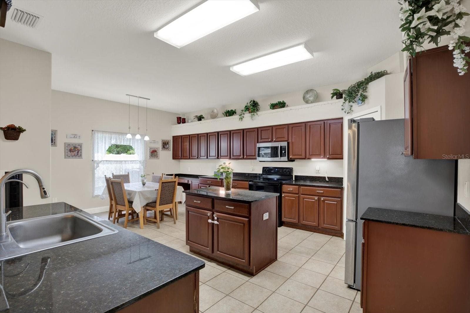 Single Family Residence at 31405 GLENDALOUGH WAY, WESLEY CHAPEL, photo 11 of 50