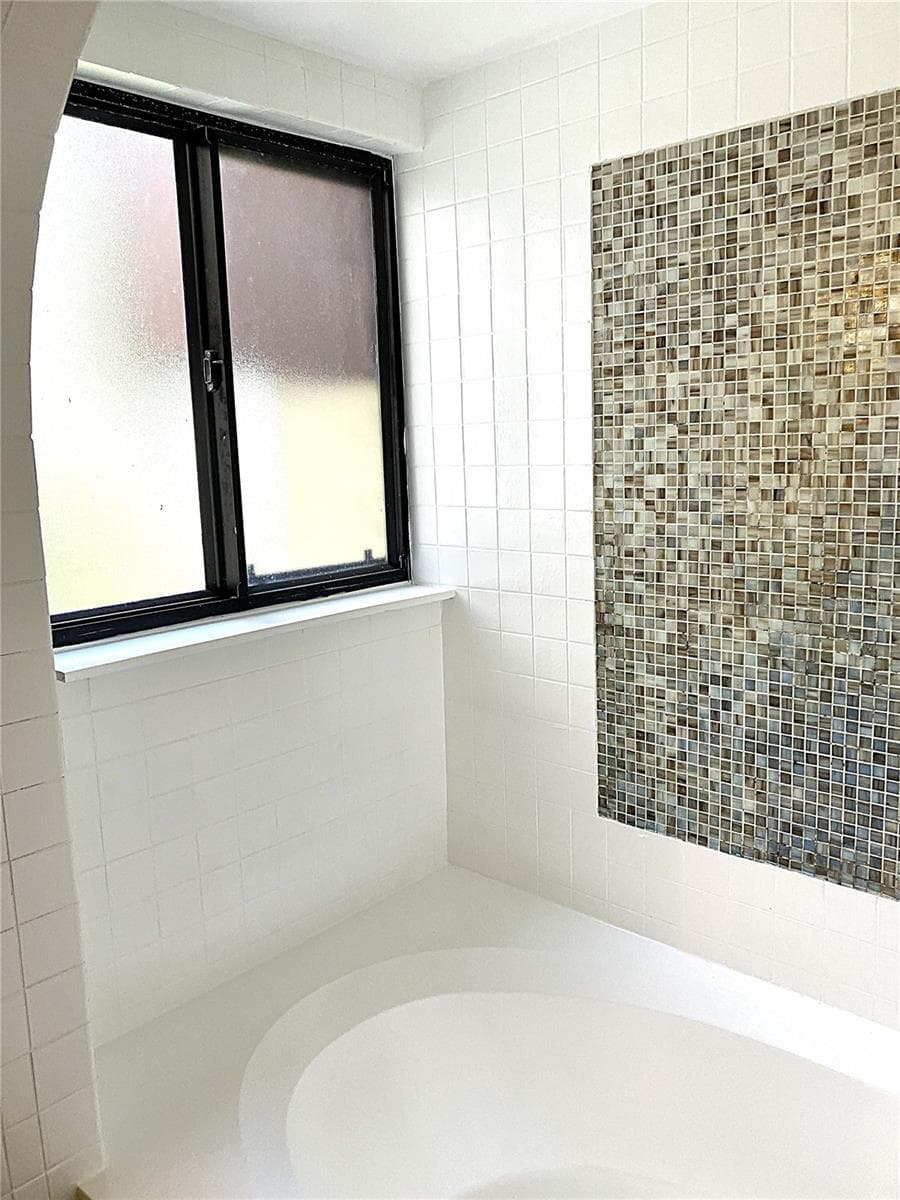Bathroom Tub Shower Combo - 956 5TH ST #9A, CLERMONT