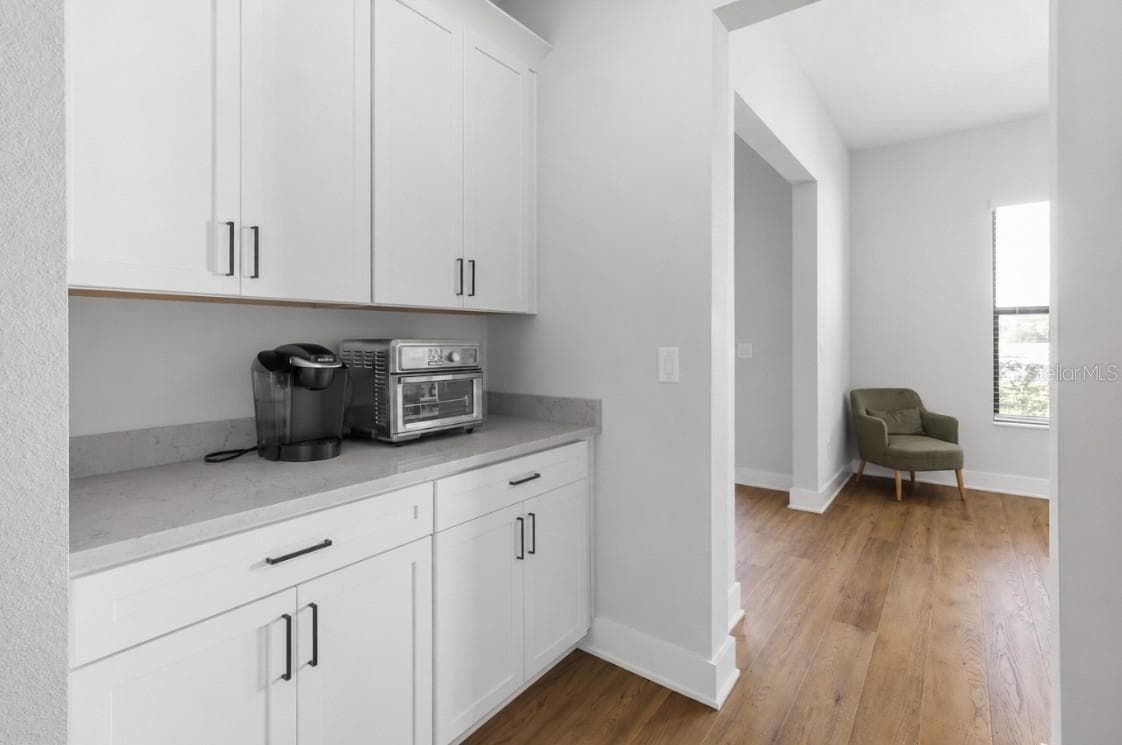 Butler's Pantry - 17000 NOKOTA AVE, HUDSON