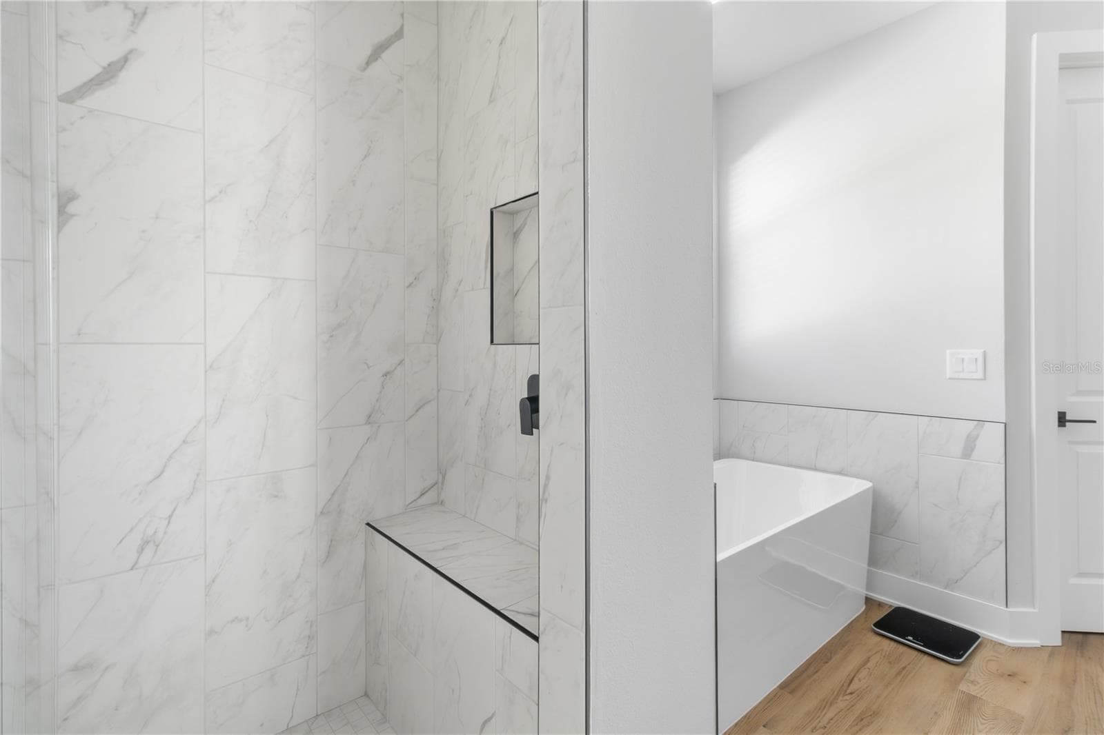 En Suite - 17000 NOKOTA AVE, HUDSON