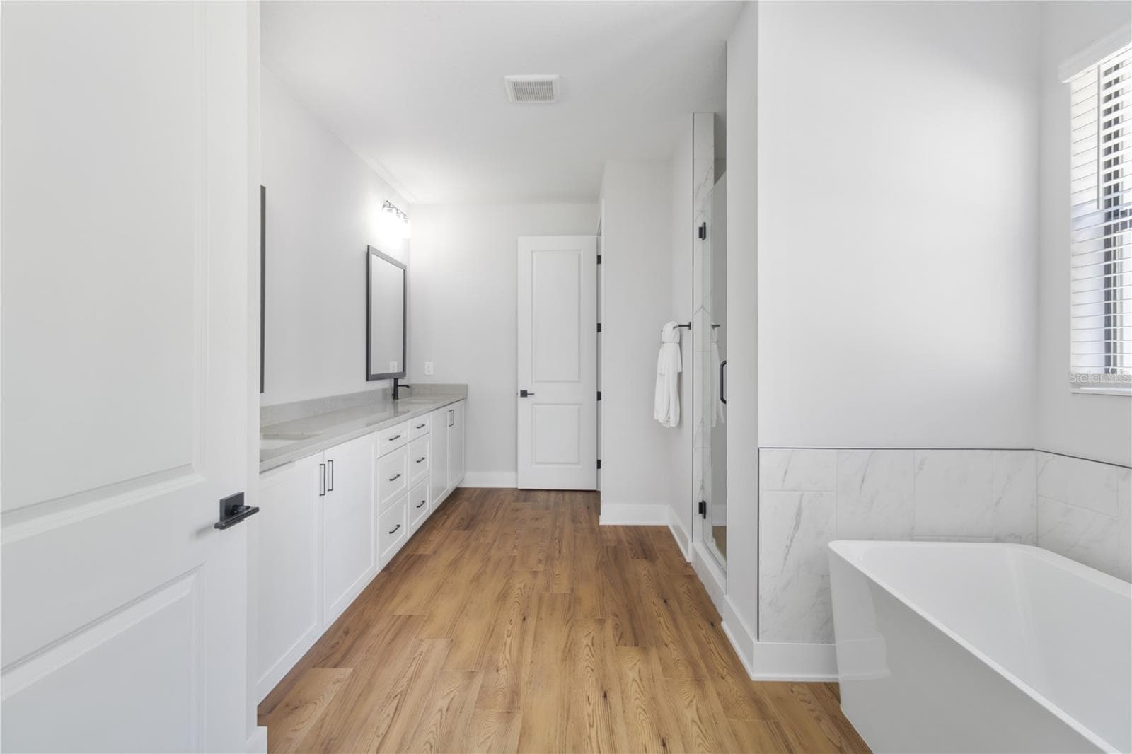En suite - 17000 NOKOTA AVE, HUDSON