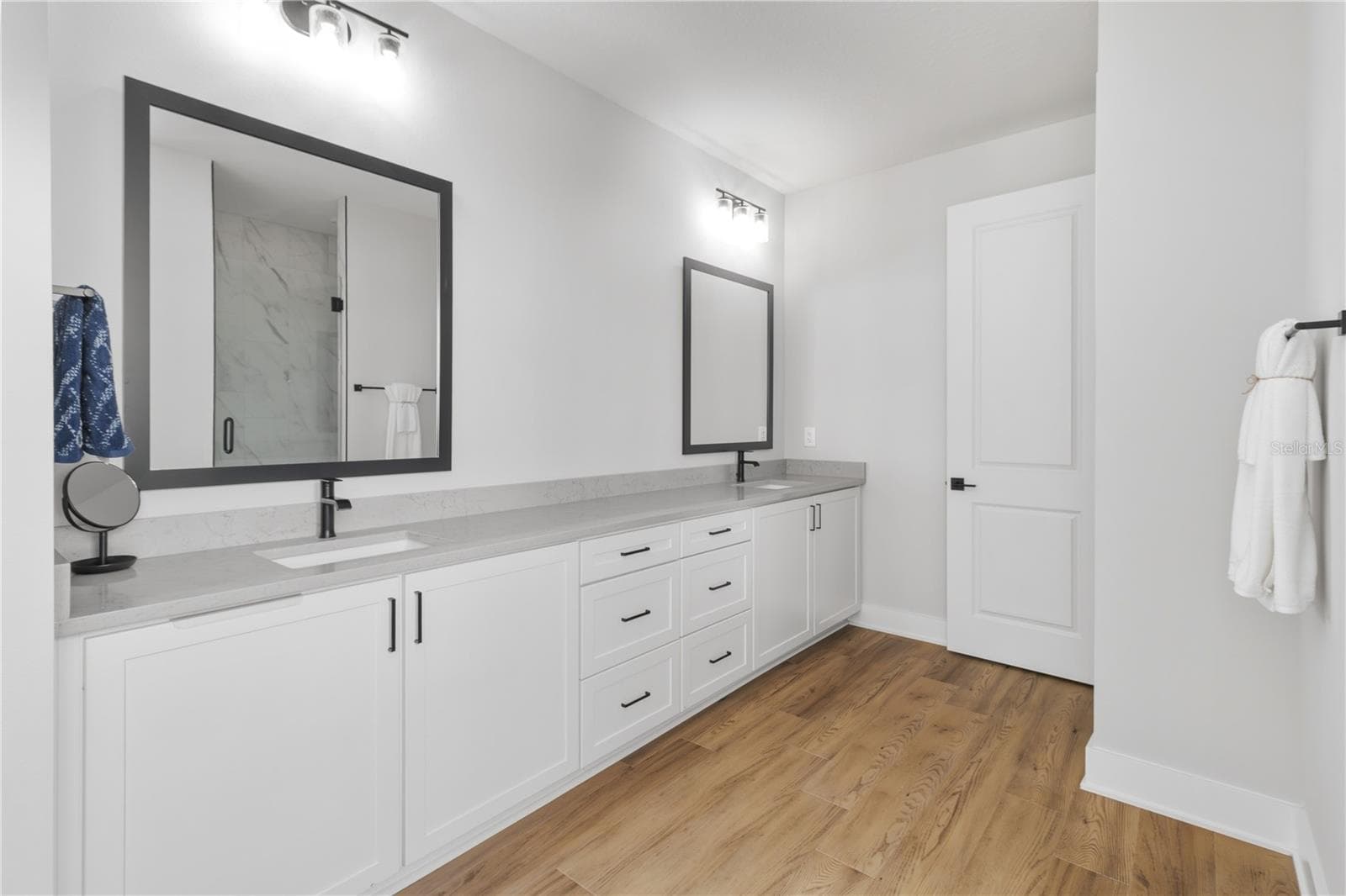 En Suite - 17000 NOKOTA AVE, HUDSON