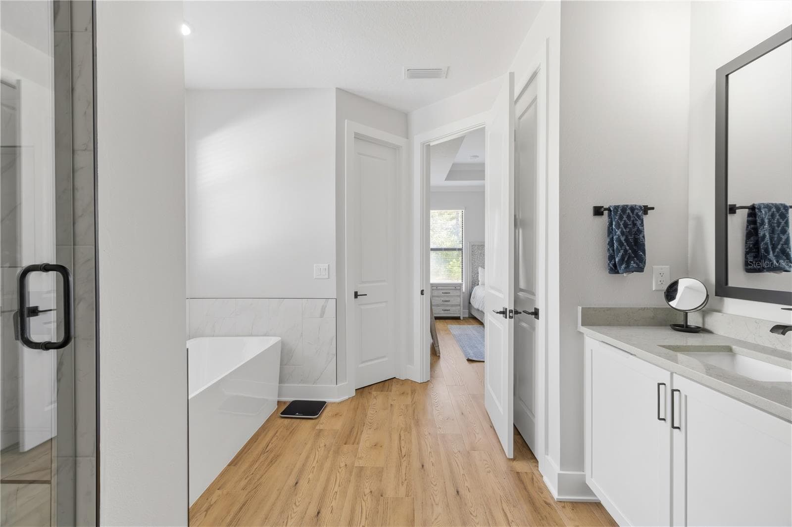 En Suite - 17000 NOKOTA AVE, HUDSON