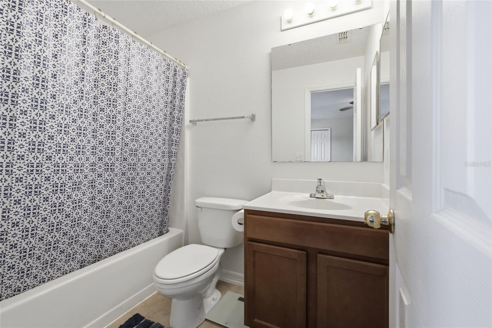 3rd bedroom private bathroom - 516 CADIZ DR, GROVELAND