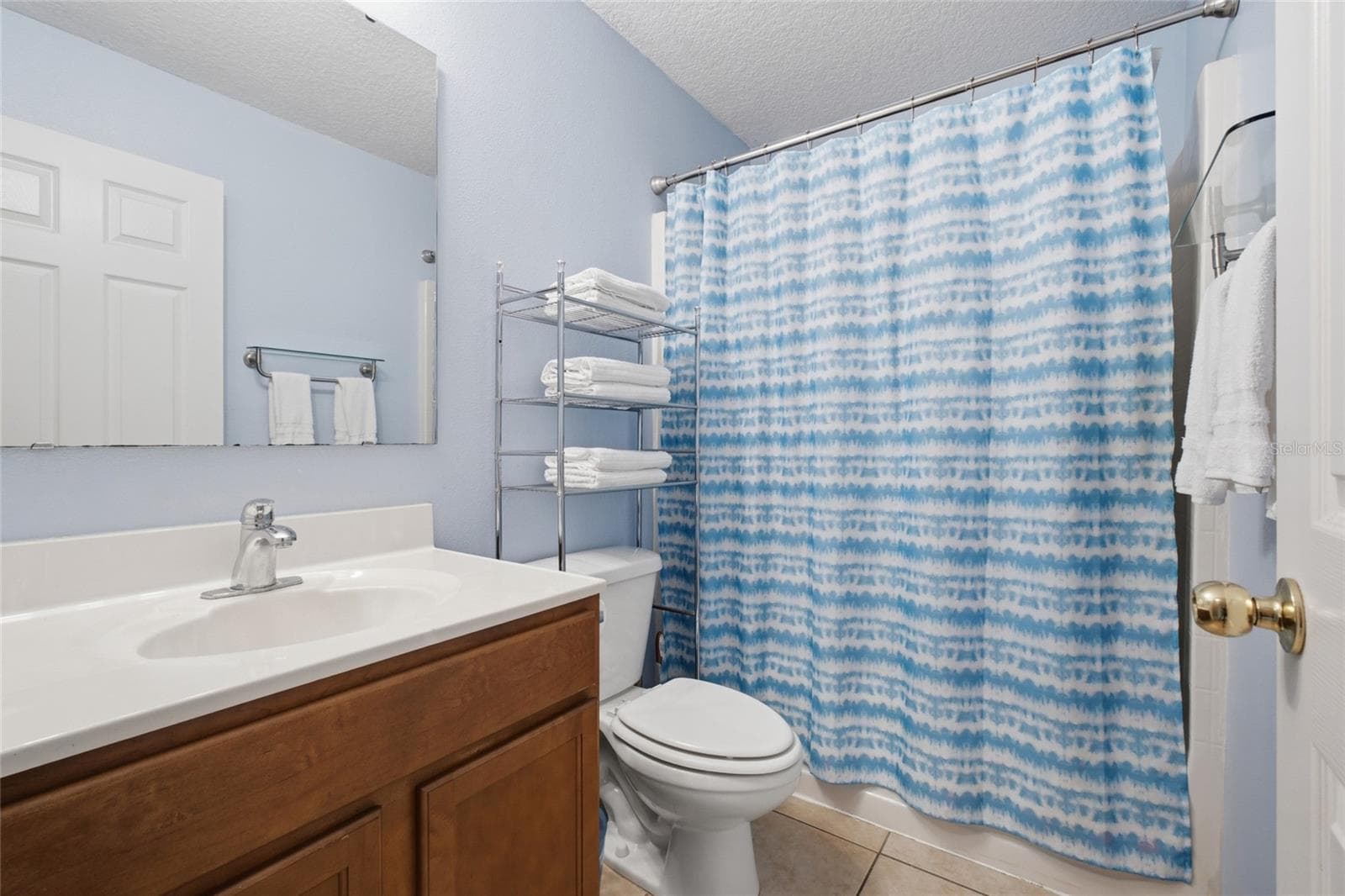 Upstairs guest bathroom - 516 CADIZ DR, GROVELAND