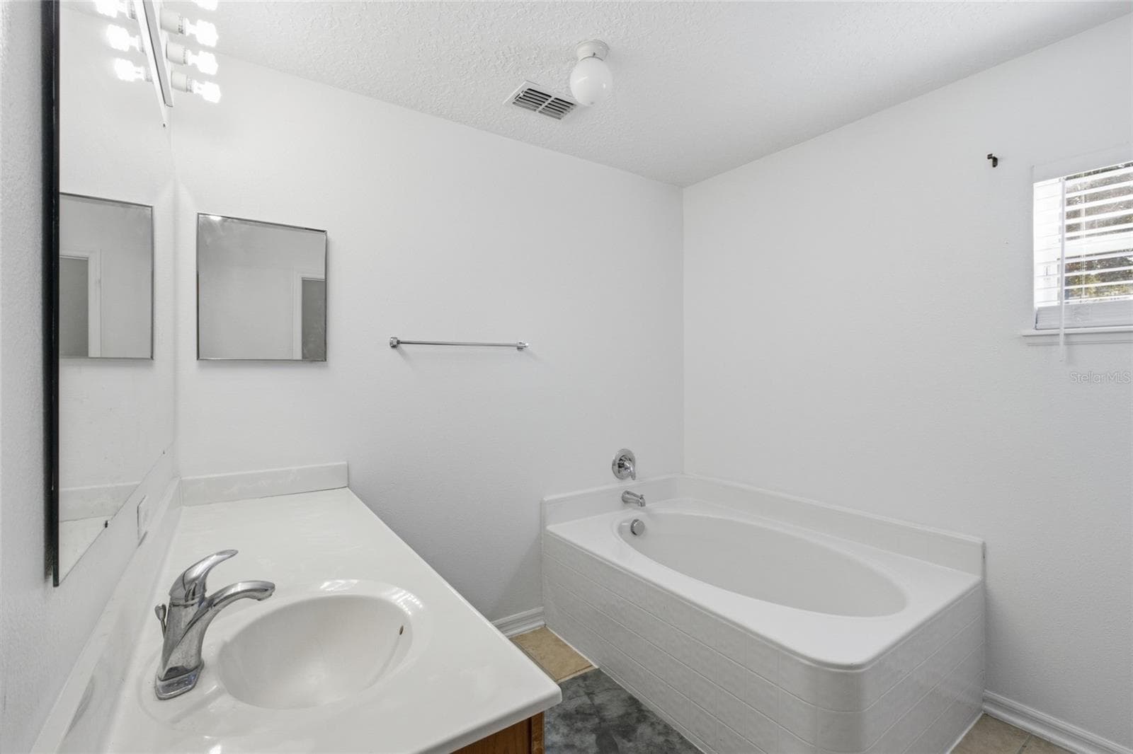 Primary downstairs bathroom - 516 CADIZ DR, GROVELAND