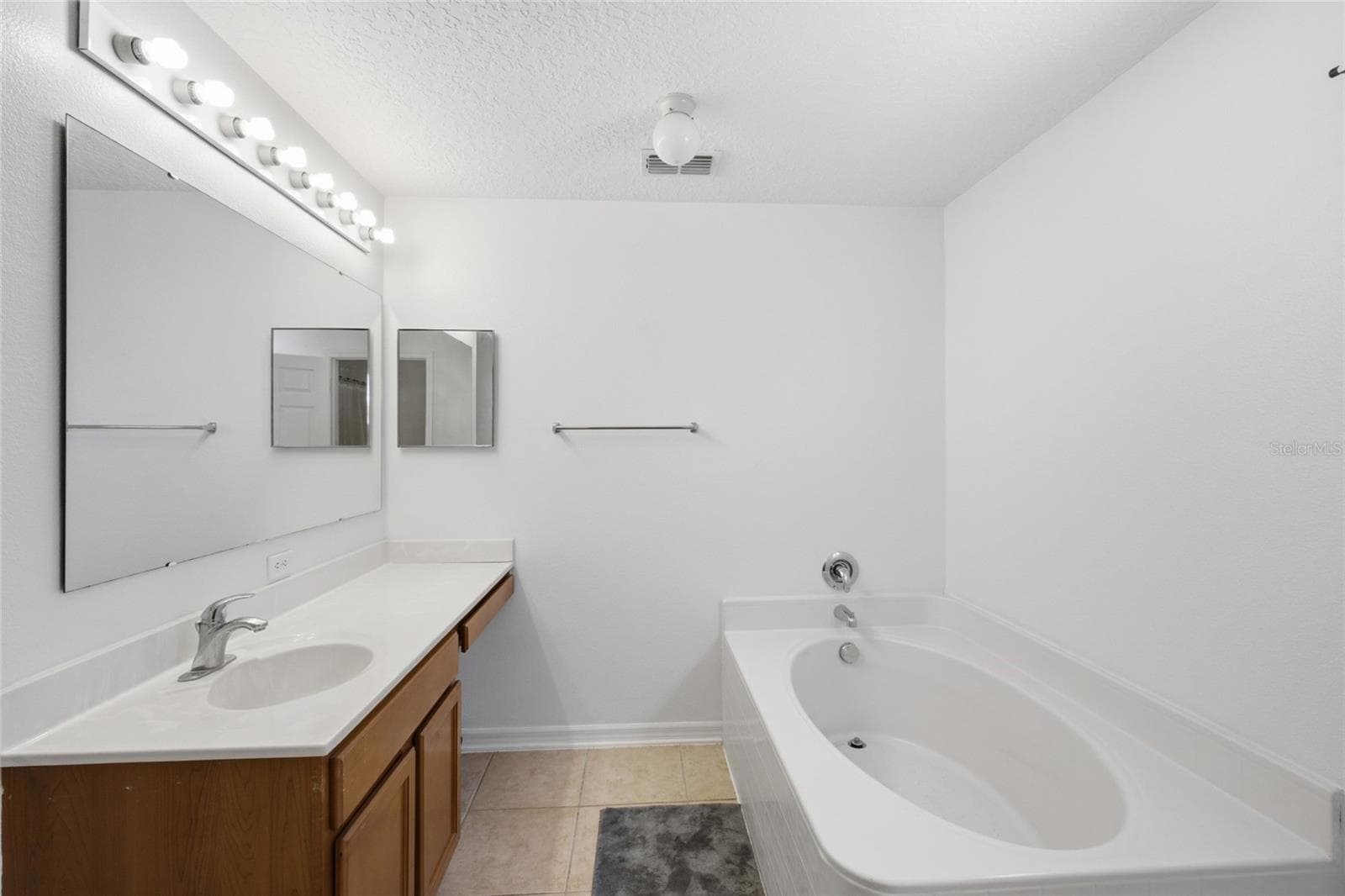 Primary downstairs bathroom - 516 CADIZ DR, GROVELAND