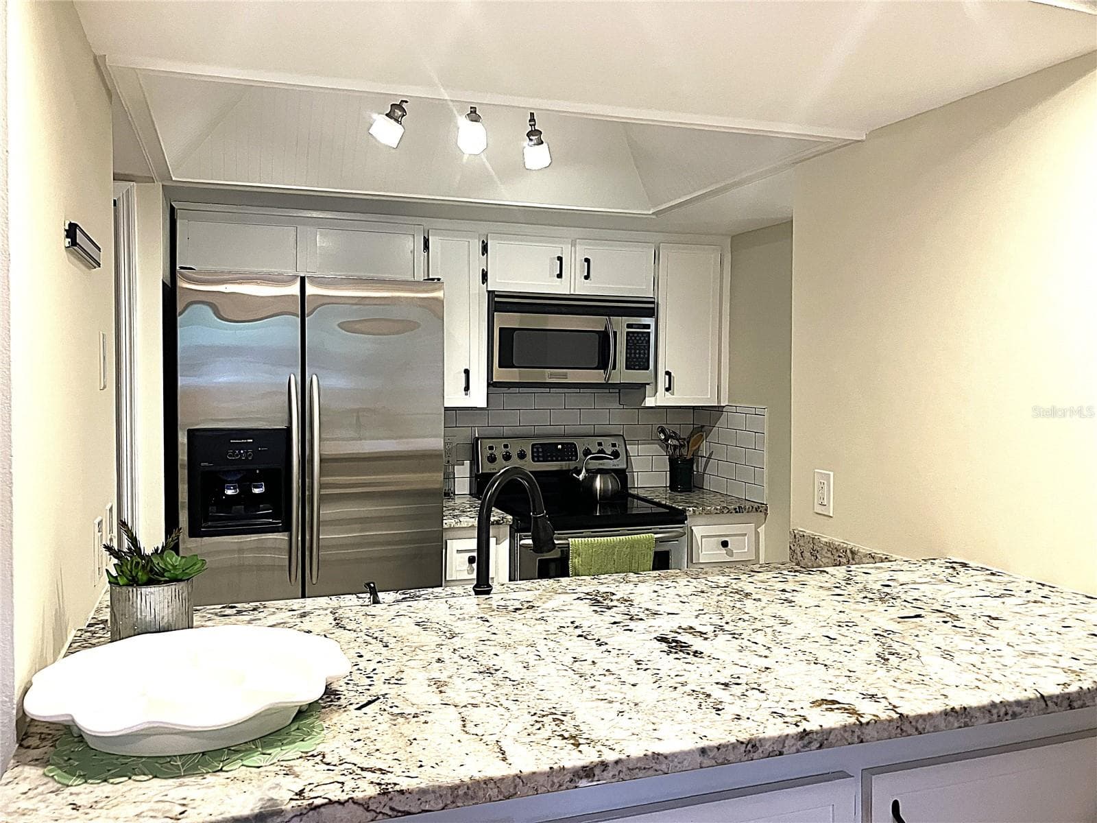 Kitchen Breakfast Bar Granite - 956 5TH ST #9A, CLERMONT