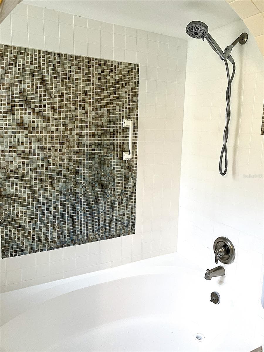 Bathroom Tub Shower Combo - 956 5TH ST #9A, CLERMONT