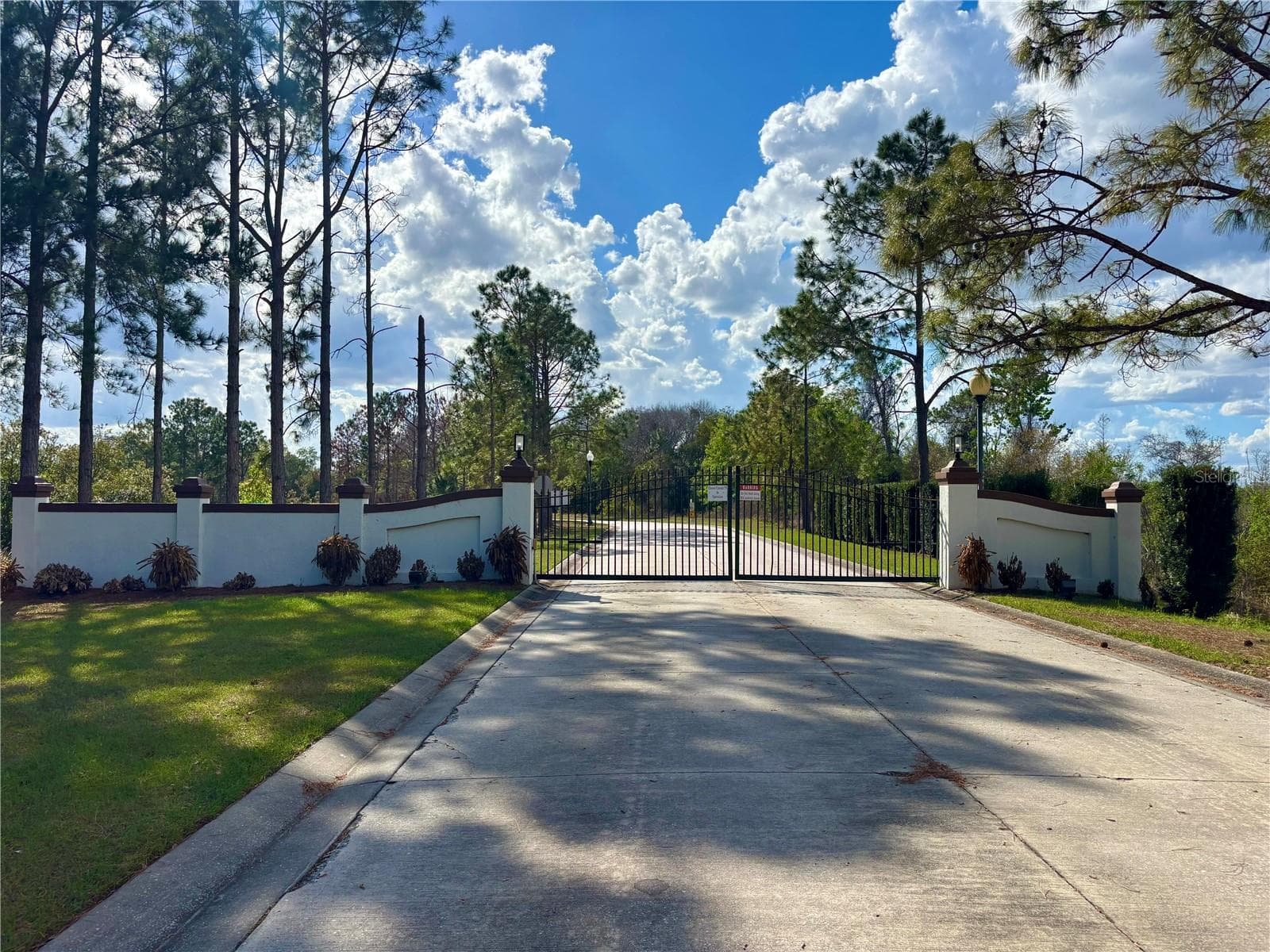 front Gate - 12853 BELLERIVE DR, CLERMONT