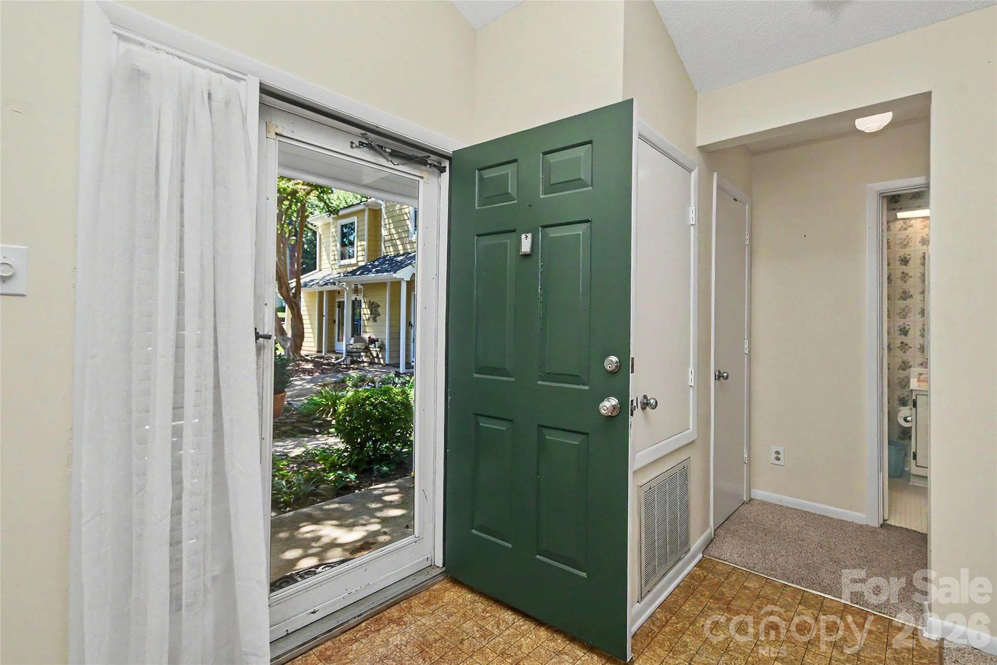 Townhouse at 807 Sardis Cove Drive, Charlotte, photo 5 of 35