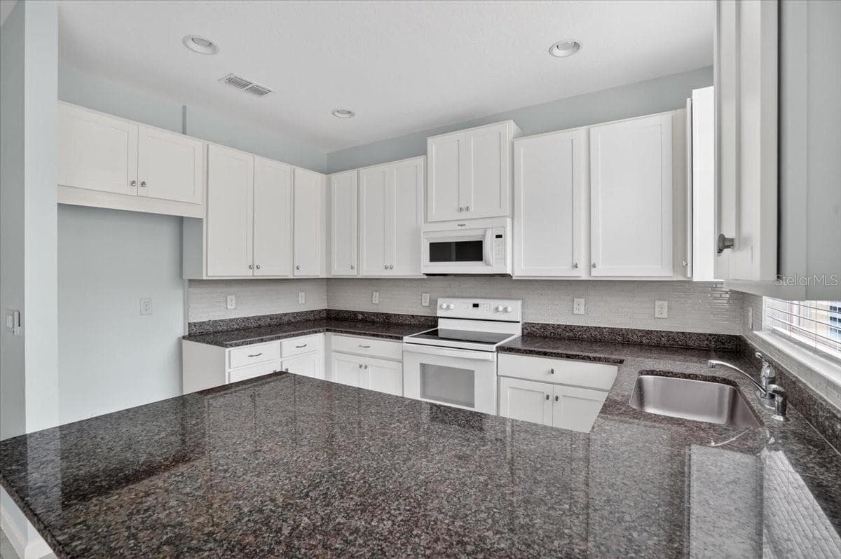 Townhouse at 5057 SKYVIEW LN, BRADENTON, photo 12 of 45