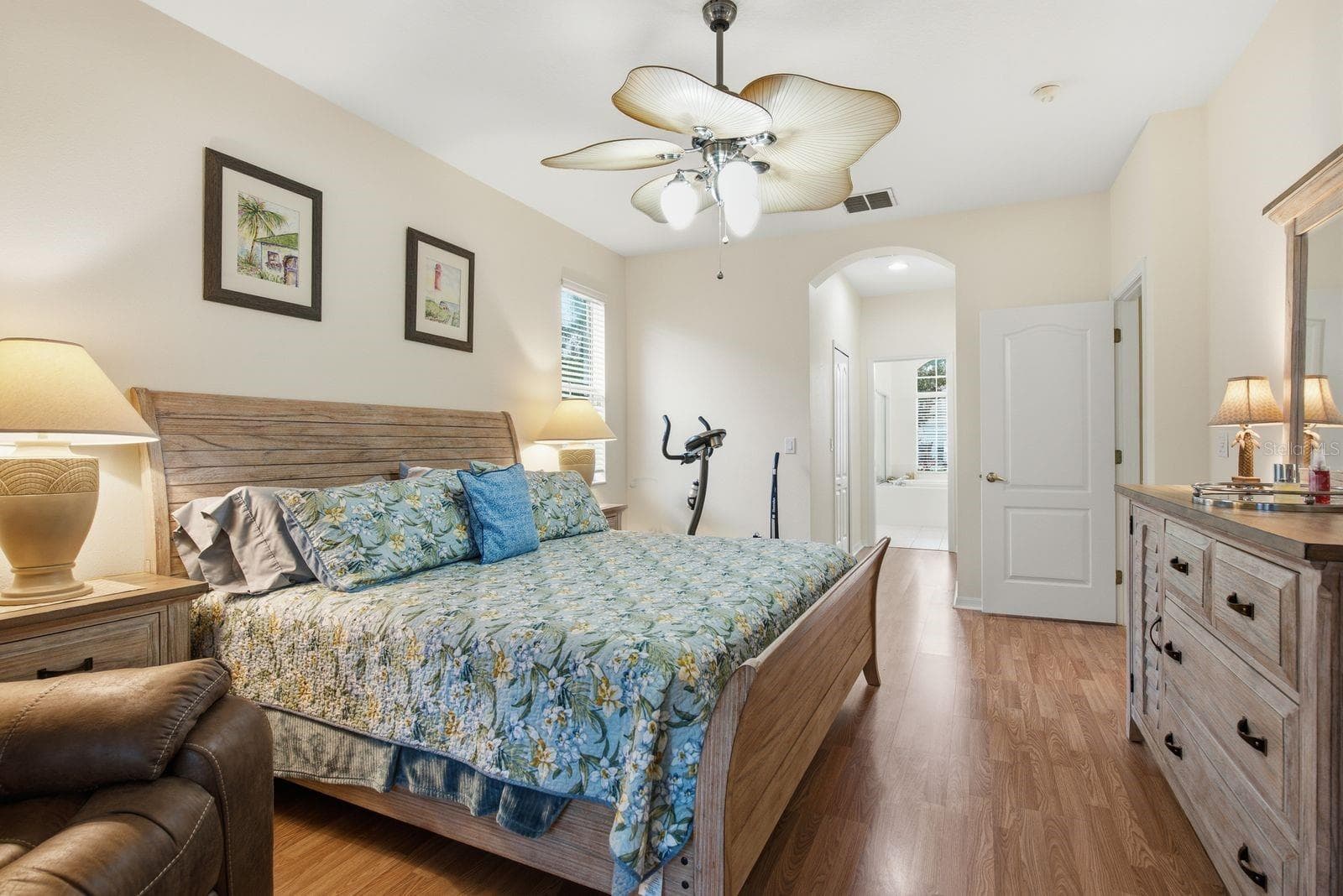 primary bedroom with ensuite bathroom - 4882 W BREEZE CIR, PALM HARBOR