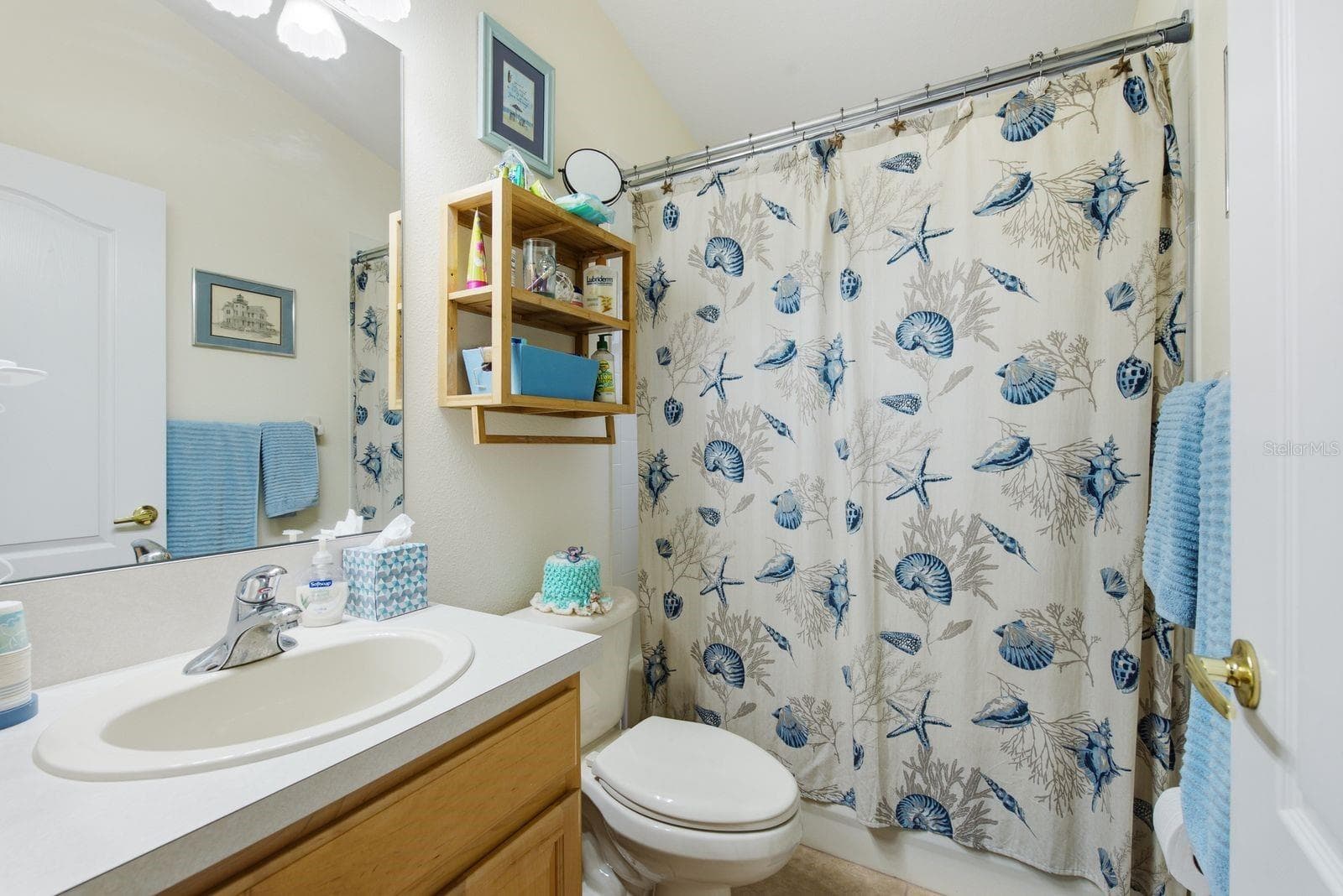 Hallway bathroom between bedroom 2 & 3 - 4882 W BREEZE CIR, PALM HARBOR